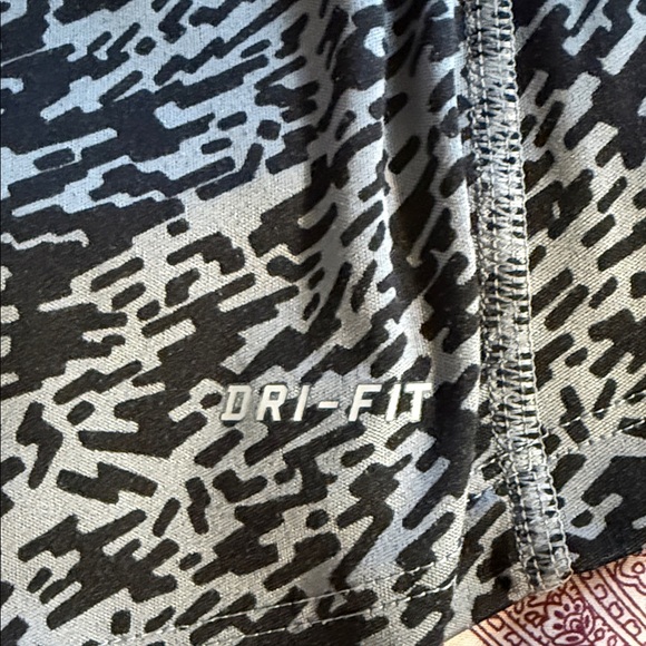 Nike Dri-Fit Women's Black and Gray Patterned Tee - Picture 7 of 7